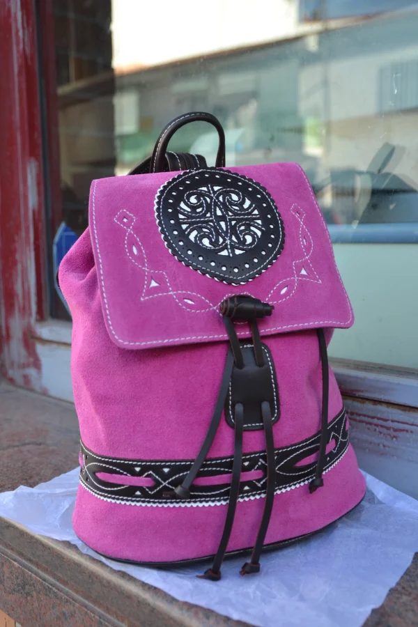 mochila de piel rosa