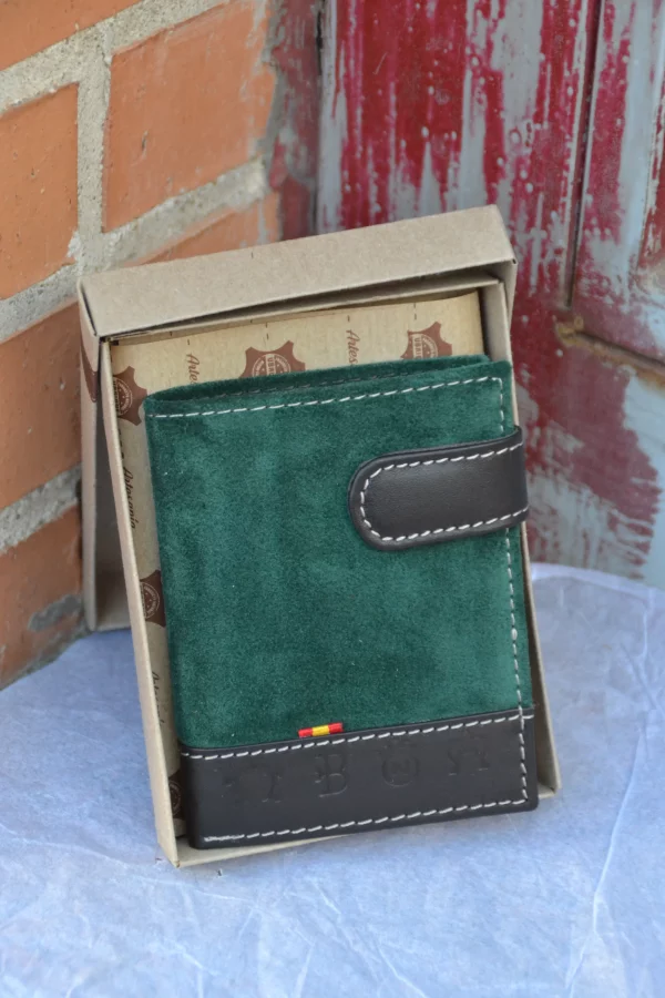 cartera de piel vuelta verde con hierros ( vertical)