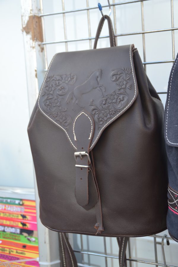 mochila de piel oscura con relieve de caballo